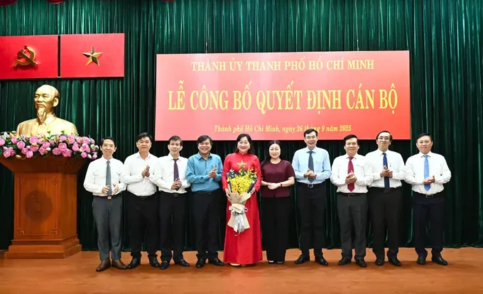 Lãnh đạo Ban Tuyên giáo và Dân vận Thành ủy TPHCM chúc mừng Ban Biên tập Báo SGGP. Ảnh: VIỆT DŨNG 8ec8a531c90c43521a1d-6417-3249.jpg