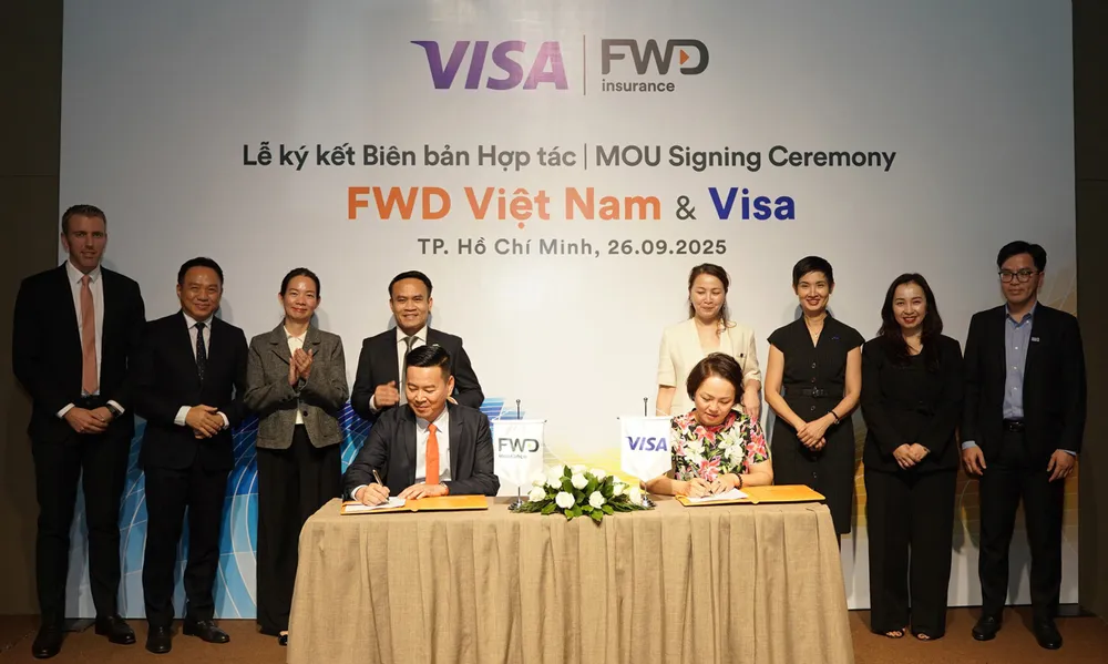 Ông Phương Tiến Minh, Tổng giám đốc FWD Việt Nam và bà Đặng Tuyết Dung, Giám đốc Visa Việt Nam và Lào ký kết hợp tác. Hinh 1_Ky ket hop tac (sitting).JPG