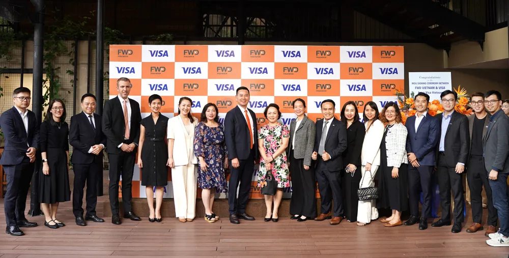 Ông Phương Tiến Minh nhấn mạnh bảo hiểm không chỉ là sự bảo vệ mà còn là hành trình mang lại sự yên tâm và thoải mái cho khách hàng Hinh 2.1_Small team.JPG