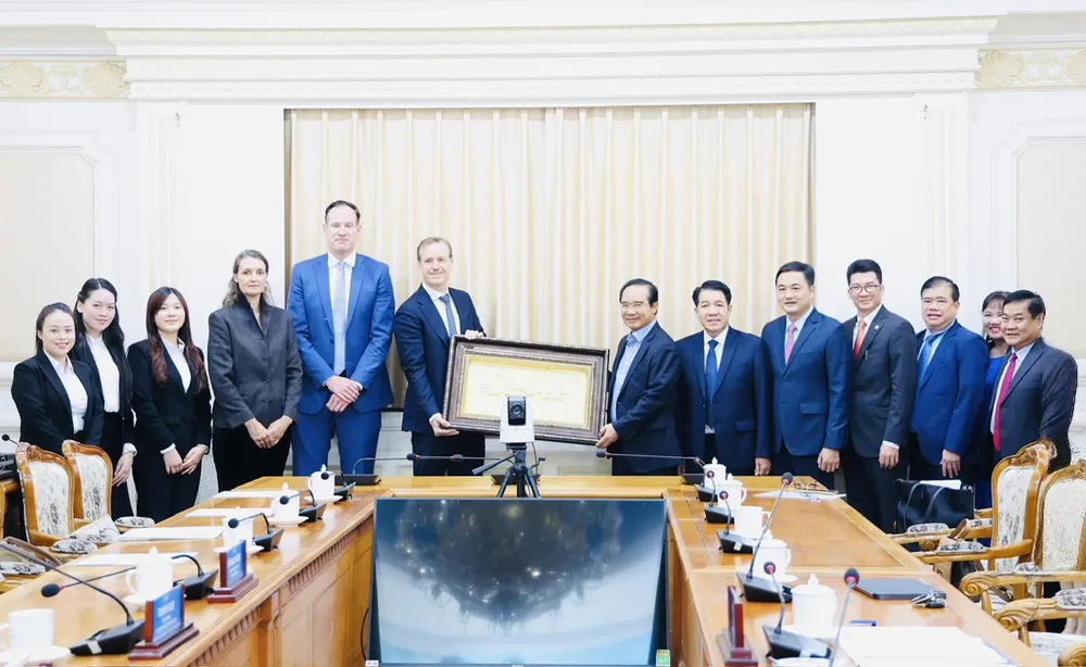 Chủ tịch UBND TPHCM Nguyễn Văn Được trao quà lưu niệm tặng lãnh đạo các doanh nghiệp Hà Lan. Ảnh: THỤY VŨ 36d1c487a97d23237a6c.jpg