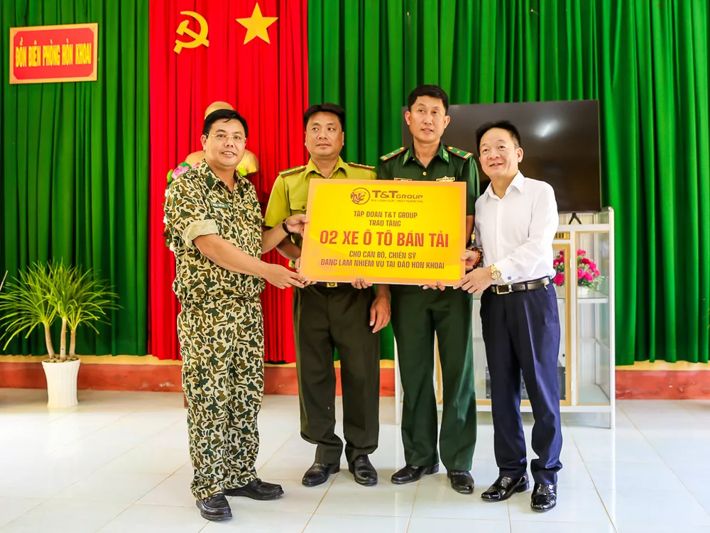 Lãnh đạo tỉnh Cà Mau và lãnh đạo T&T Group tặng quà cho cán bộ chiến sỹ các lực lượng đang làm nhiệm vụ trên đảo Hòn Khoai năm 2021. Ảnh 3 (3).jpg