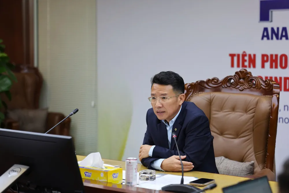 Ông Nguyễn Tuấn Tú, Tổng giám đốc PVI trao đổi với nhà đầu tư