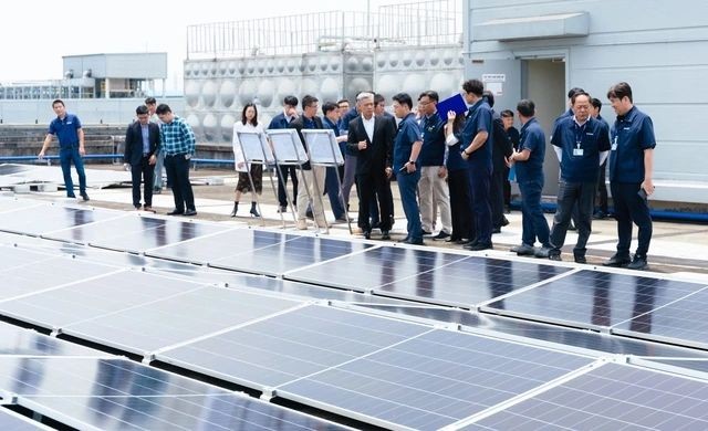 参观 SEV 的屋顶太阳能系统。 