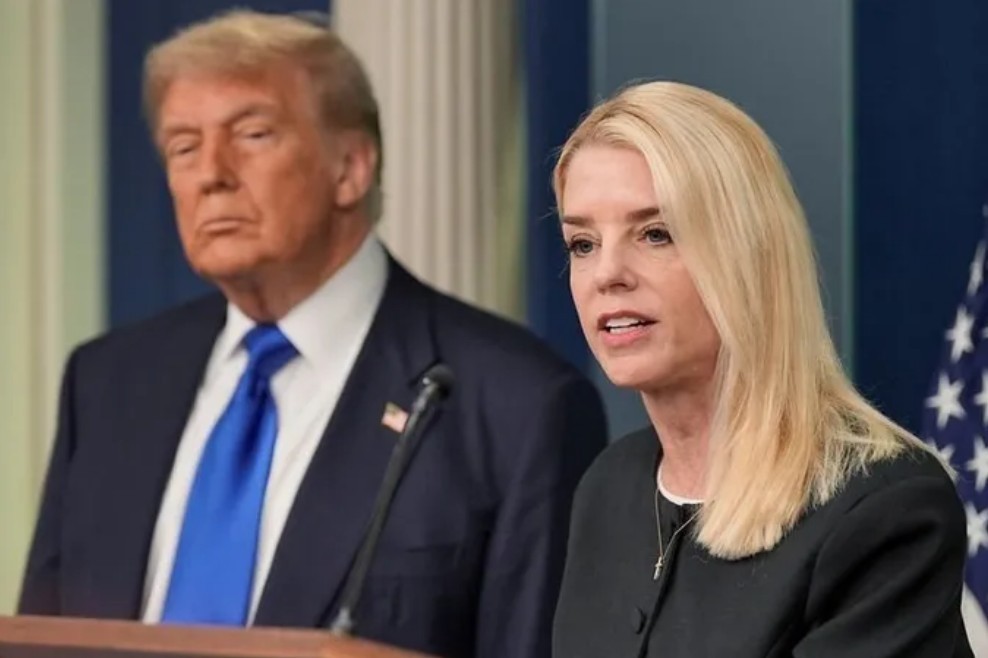 美国总统特朗普和司法部长帕姆•邦迪。