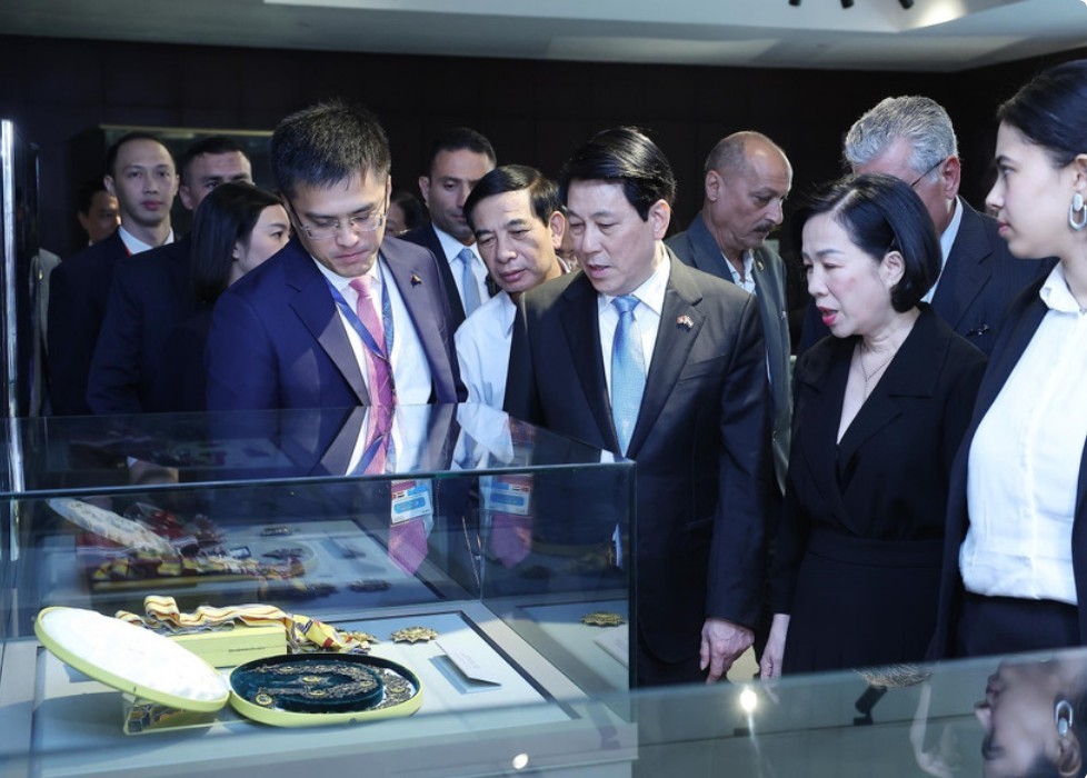 越南国家主席梁强和夫人参观埃及贾迈勒•阿卜杜勒•纳赛尔博物馆。