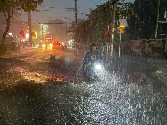 8月5日晚，苏玉云街水淹高至辆摩托车一半。 