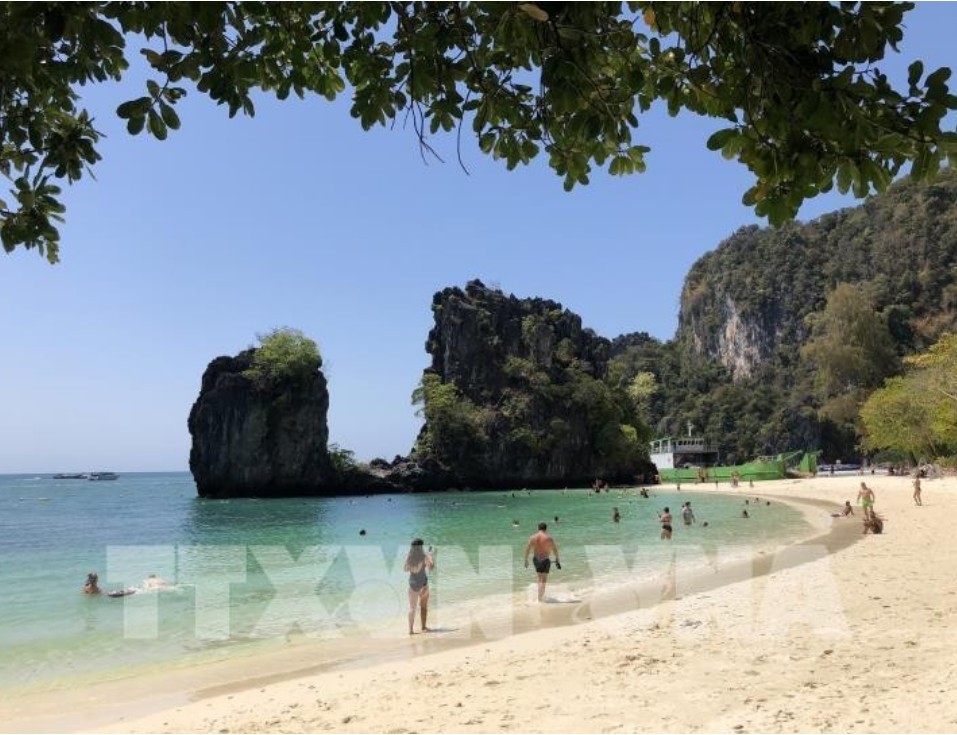 2020年3月1日，游客在泰国著名旅游岛甲米度假。