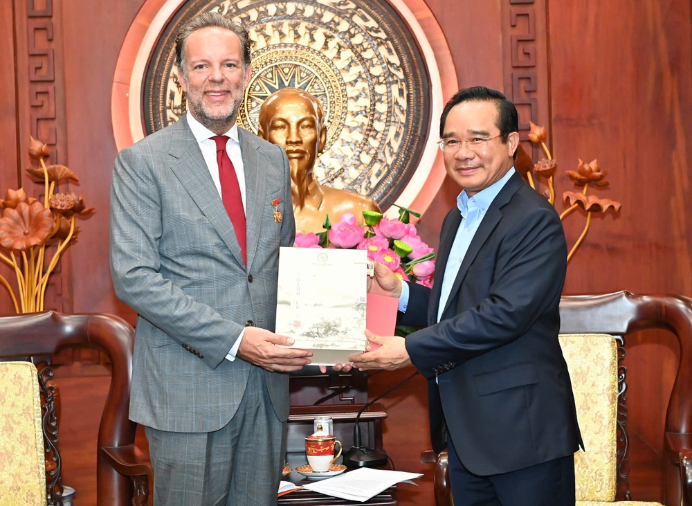 胡志明市人委会主席阮文得向荷兰驻胡志明市总领事丹尼尔‧史托克赠送纪念品。