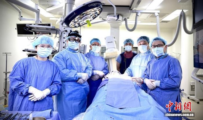 专家团队为患者完成经颈动脉逆流保护术。