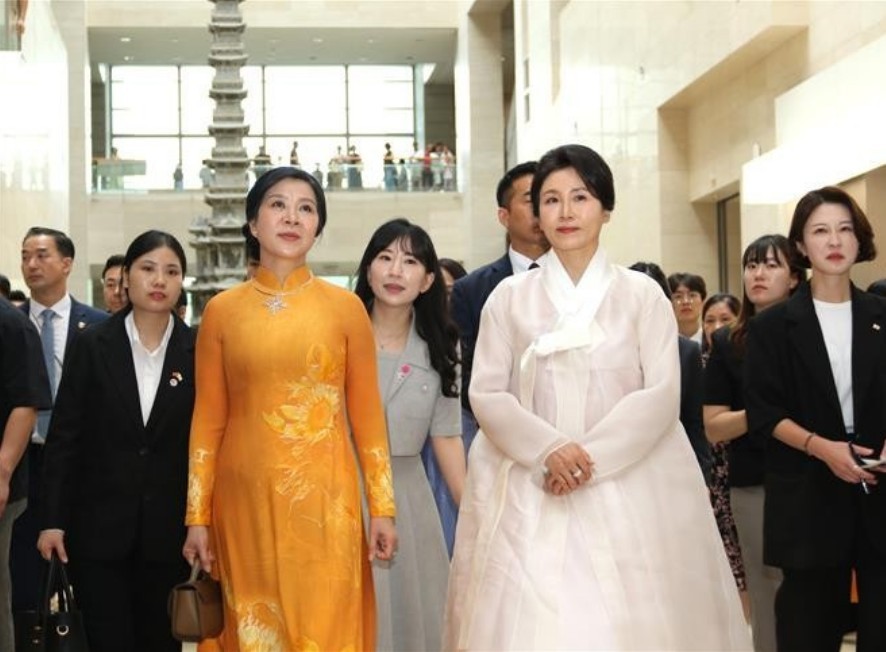 越南共产党中央总书记苏林夫人吴芳璃参观韩国国立中央博物馆。