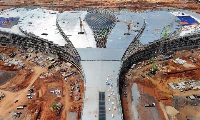 隆城机场航站楼部分屋顶正在施工，摄于2025年8月。