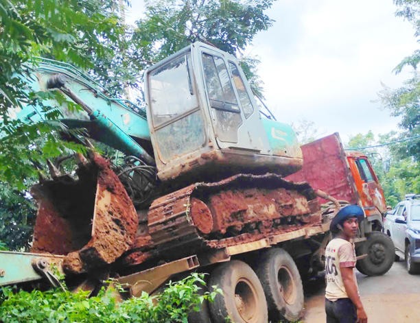 卡车肇事后冲进路边的树丛中。