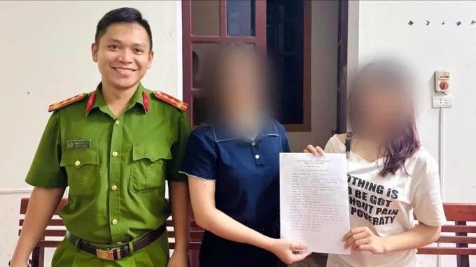 L.T.H.T.姐在职能机关的见证下，将钱归还给Đ.T.H.V.姐。