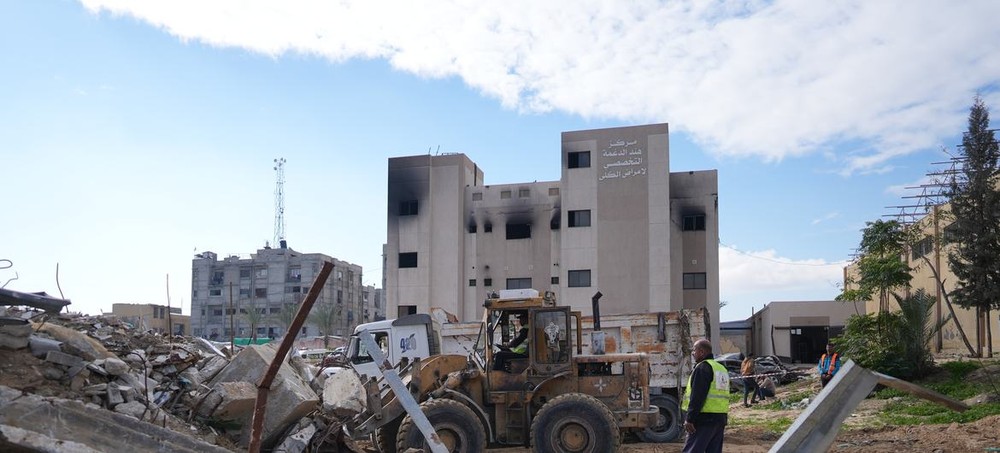 开发署团队与该署分包商雇用的工人一起努力清除纳赛尔医疗中心附近的瓦砾和碎片，以确保改善进入该设施及其周边地区的通道。