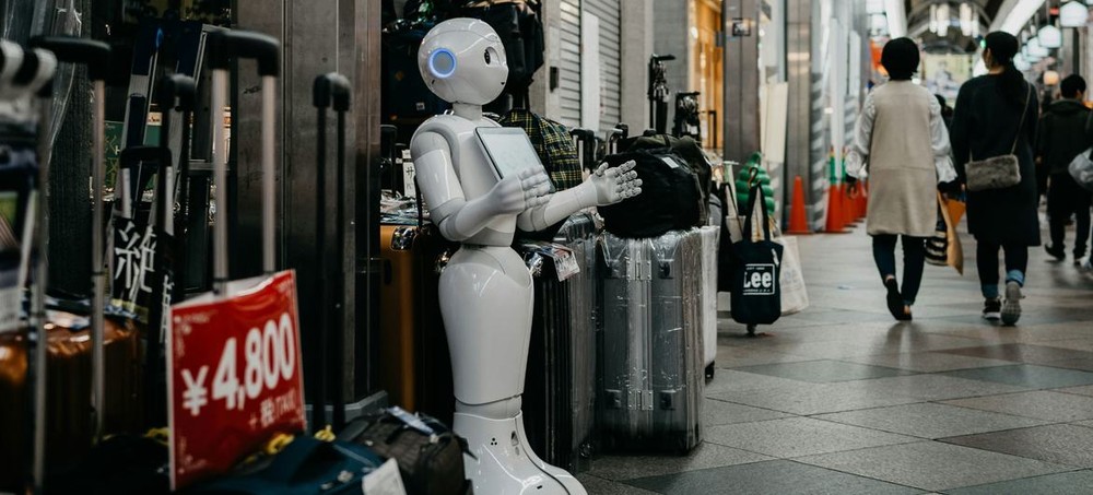 日本京都一家购物中心内，一台能够执行人类指定任务的机器人静静矗立。