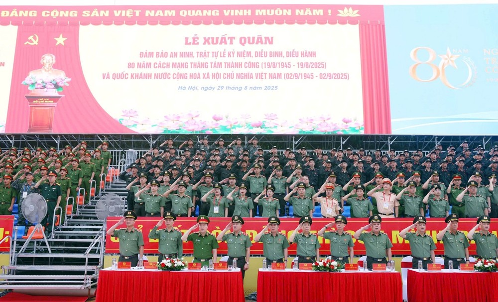 公安部领导出席出征仪式。