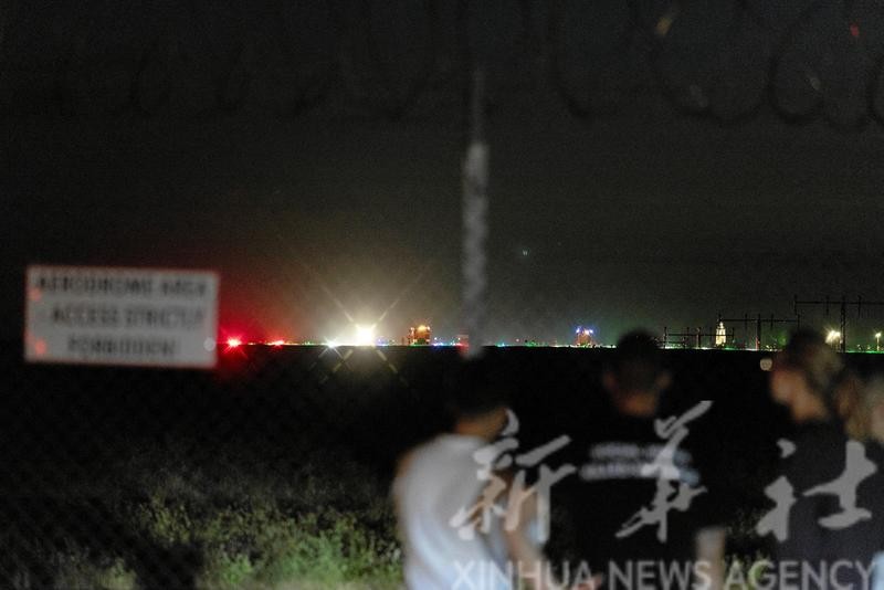 8月28日，人们站在波兰拉多姆发生坠机事件的现场附近。