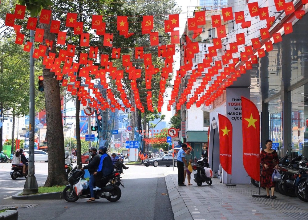 国旗遍布大街小巷。