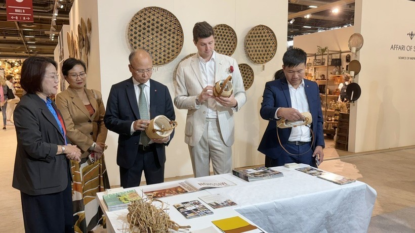 越南驻法国大使丁全胜参观展会。