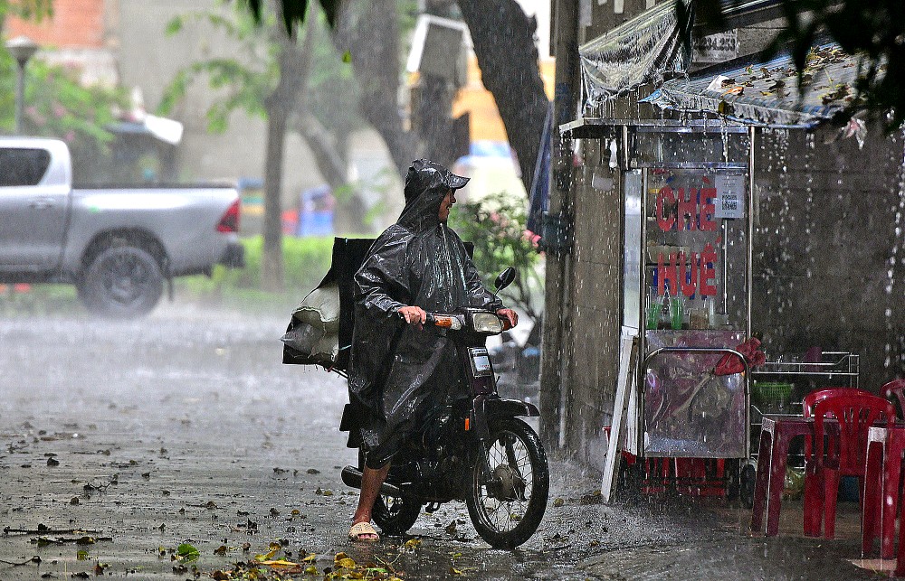 持续降雨和潮汛达峰值恰逢下班高峰时段，对民众的出行造成不便。