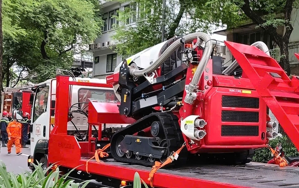 胡志明市公安消防与救援警察调动现代化机器人赶到现场灭火。