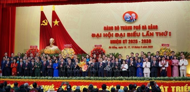 越南共产党岘港市第一次代表大会与会代表合影。