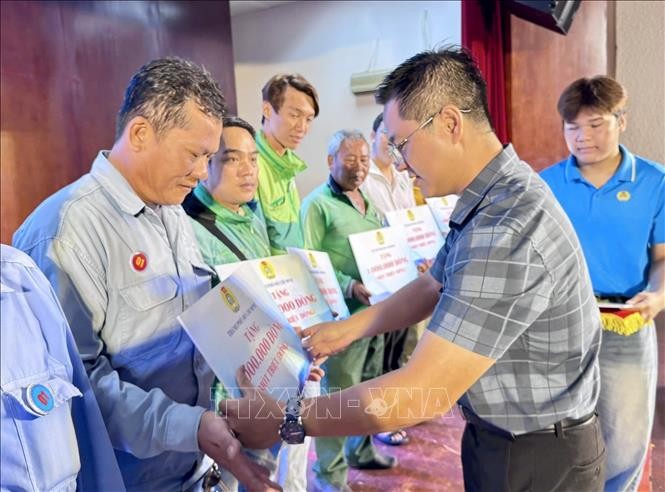 胡志明市劳动联团代表向摩的工会会员赠送礼物。