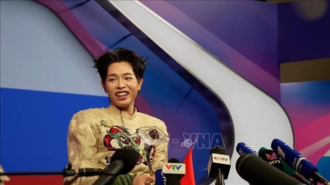 德福在赢得2025年Intervision国际音乐大赛冠军后参加新闻发布会。