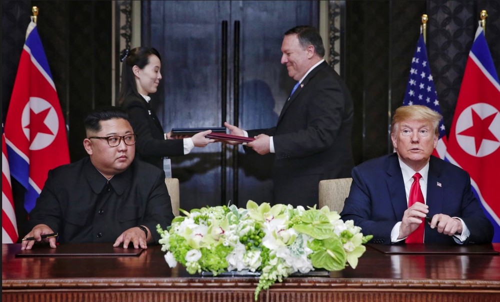 美国总统唐纳德·特朗普（右）与朝鲜领导人金正恩於2018年在新加坡举行的峰会合影。