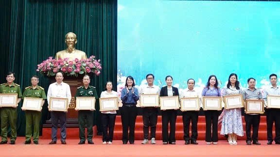 市人委会向在2021-2025年阶段防止和打击卖淫工作中取得突出成绩的集体于个人颁发奖状。