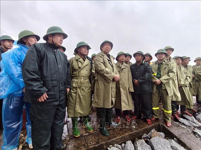 越南人民军副总参谋长黄战胜上将与工作团在河静省丹海乡会门避风港进行检查。