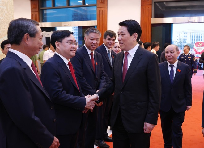 梁强主席与各位代表亲切握手。