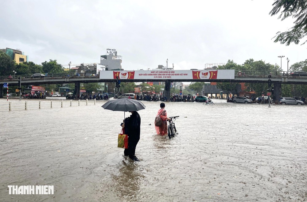 9月30日中午，河内市70号国道、升龙大道、西山街、泰河街、范雄街等多条街道因大雨而受淹。图为泰河-西山高架桥区域。