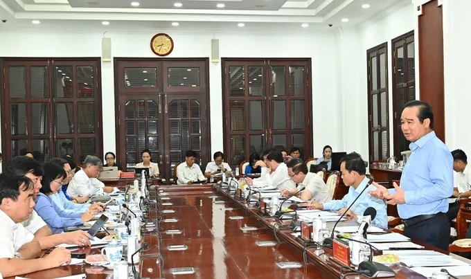 市人委会主席阮文得发表讲话。