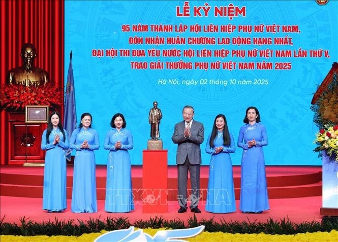 苏林总书记向越南妇女联合会中央委员会领导赠送胡志明主席塑像。