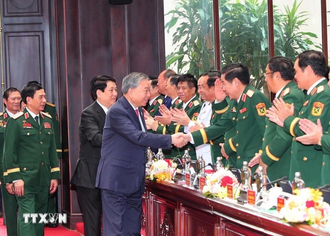 党中央总书记苏林和越南国家主席梁强和与会代表 。