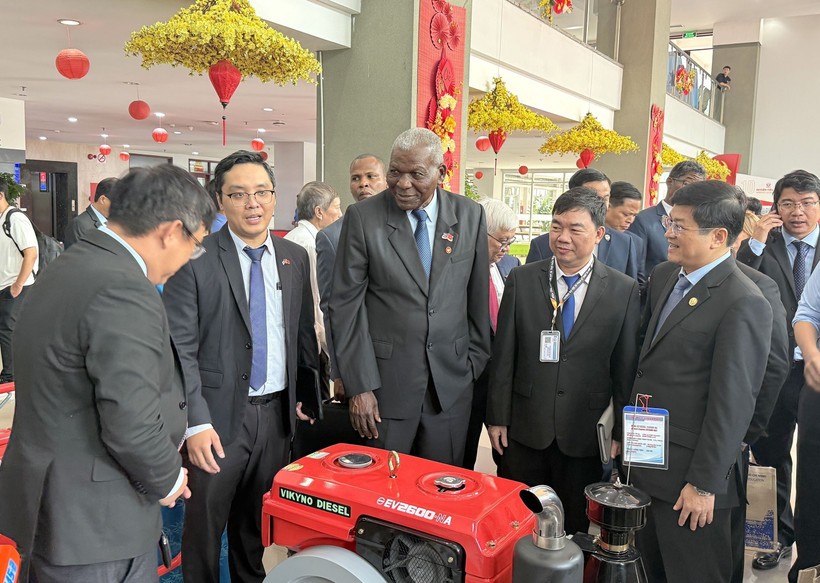 古巴全国人民政权代表大会主席走访胡志明市技术师范大学。