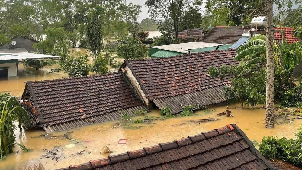 台风给民众造成严重损失。