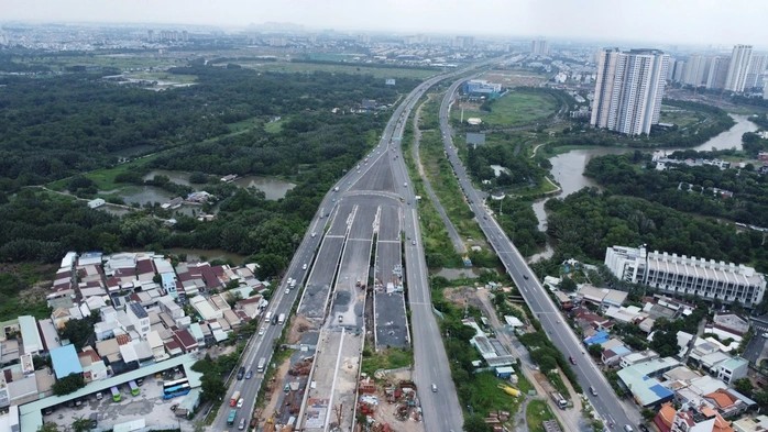 胡志明市－隆城－油曳高速公路连接道、从安富交通杻区至环市二路路段将于10月动工。