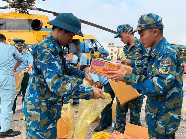 918旅干部、战士将物资搬上飞机，前往谅山省救助同胞。