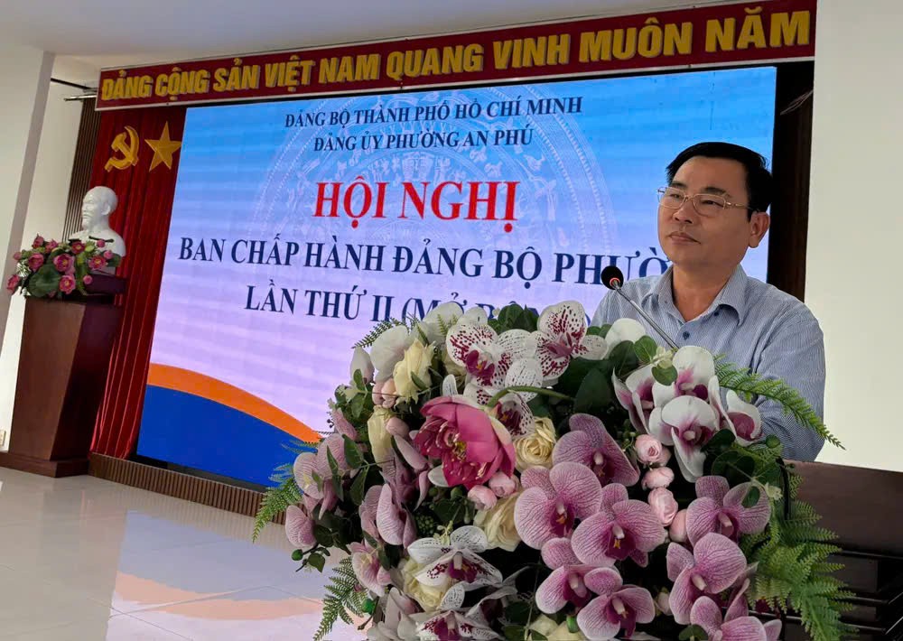 胡志明市市委组织处副主任阮文明在会上发表指导讲话。
