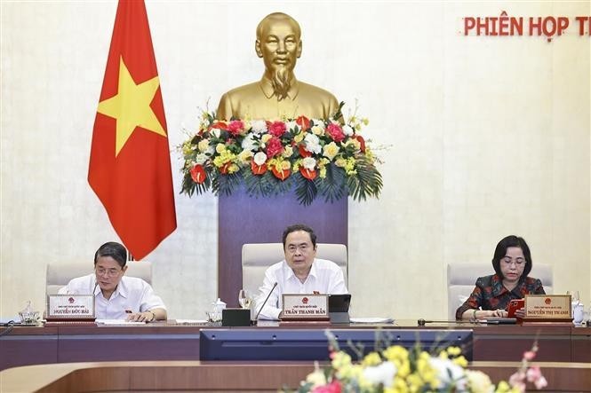 国会主席陈青敏发表讲话。