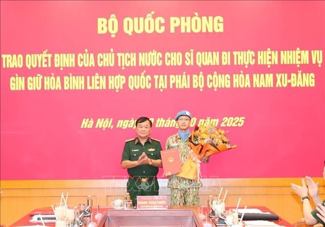越南国防部10日上午在河内举办仪式，向赴联合国执行维和任务的官兵颁发国家主席任命决定。
