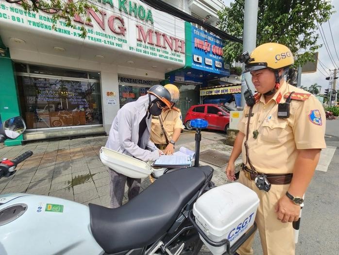 交警力量正在作行政违规笔录。