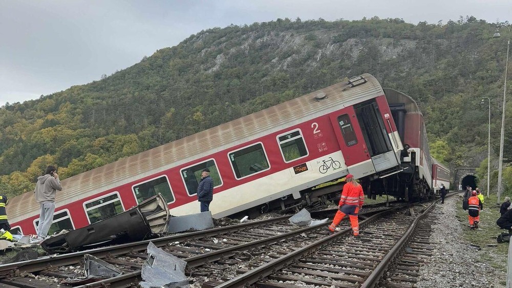 斯洛伐克火车相撞致约百人受伤