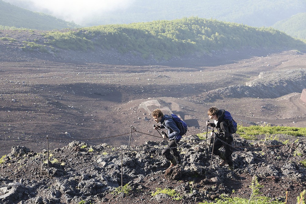 6月30日，日本山梨县，登山者沿吉田小路攀登富士山。