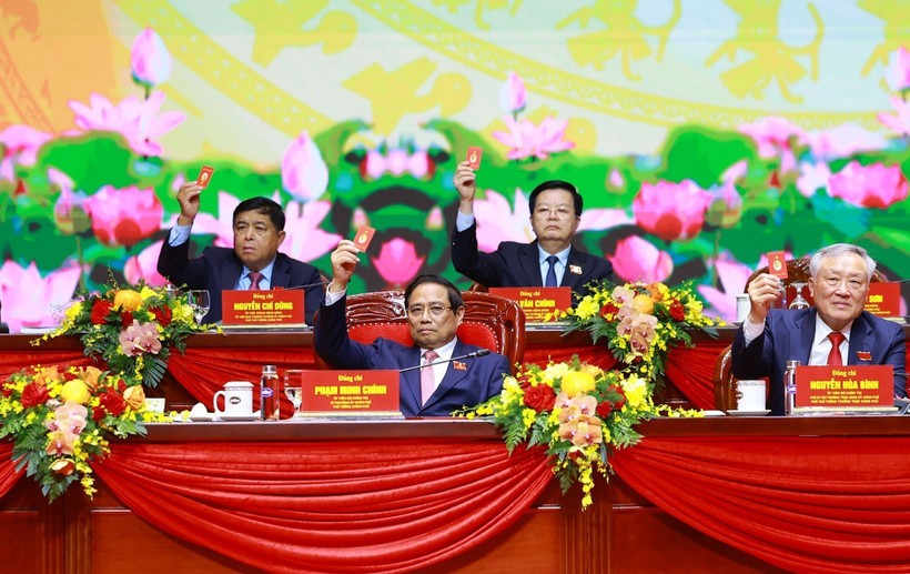 各位代表表决通过大会决议。