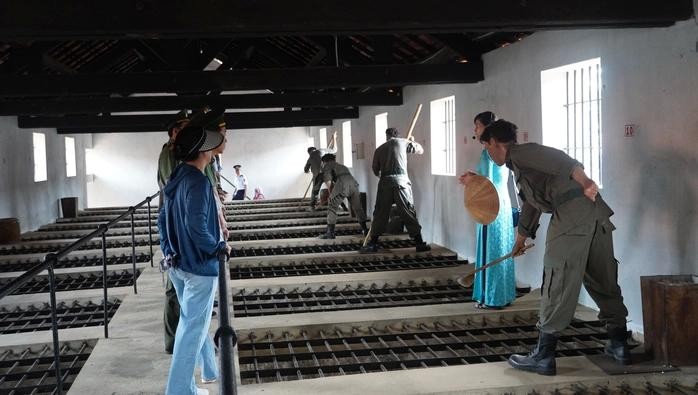 游客参观崑崙岛监狱遗迹系统。