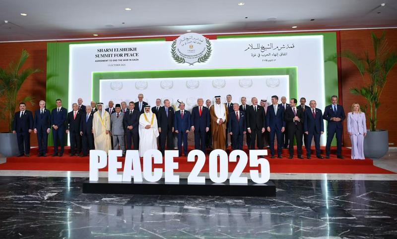 10月13日，在埃及沙姆沙伊赫，与会领导人在峰会前集体合影。