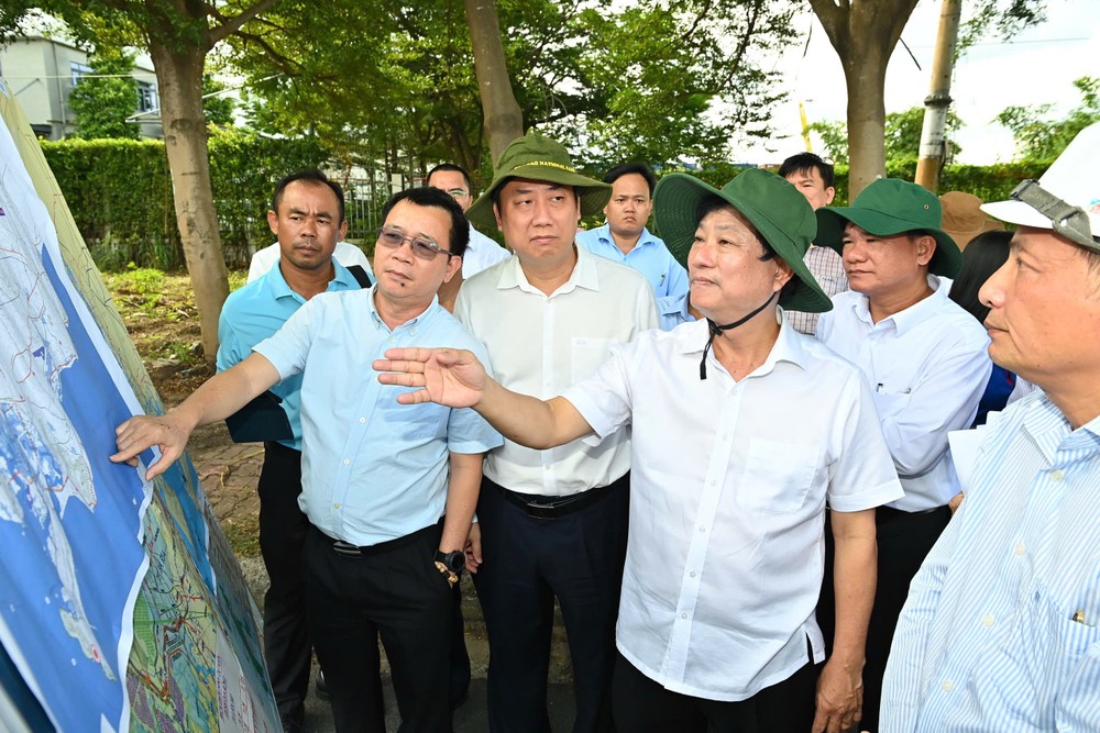 胡志明市人民议会主席武文明与工作团成员听取关于各项目和工程的报告。